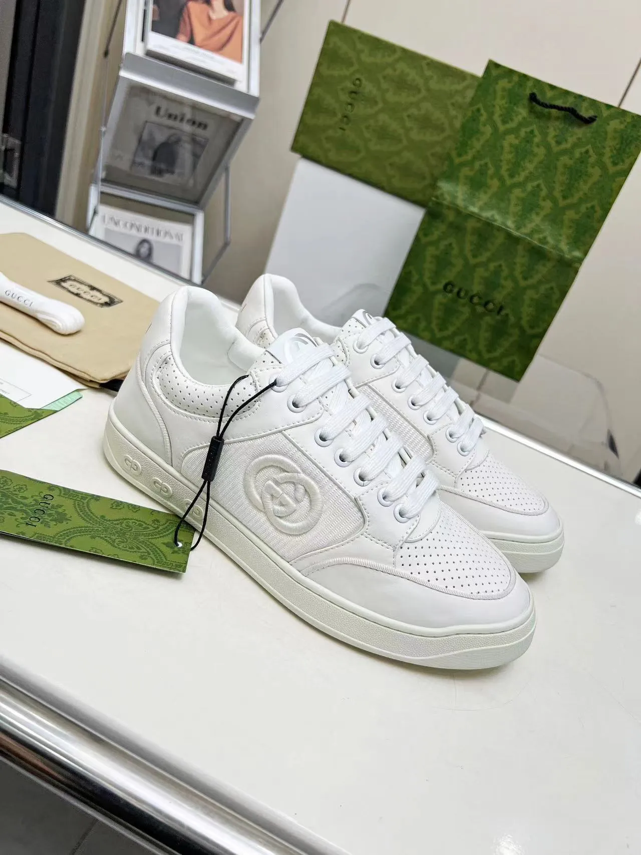 P620 💞💞Gucci G Home’s latest popular sports shoes, couple’s style, casual, retro white shoes 🌸🌸🌸 New popular series. The exquisite and compact interlocking double G logo romantically interprets the aesthetic concept of this series. Made of off-white leather, retro inspiration is cleverly blended into the sneaker design to reinterpret the brand logo. Exquisitely packaged at the delivery counter 🛍📦 ▪️Fabric: Original custom-made imported first-layer cowhide leather ▪️Lining: Original custom-made imported cowhide lining ▪️Outsole: Original molded two-color TPU outsole ▪️Size: Women's 35-40 / Men's 39-45